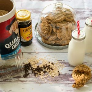 Old Fashioned Oatmeal Molasses Cookies from Farmwife Feeds is a simple oatmeal cookie with just a hint of molasses to make it perfectly sweet. #oatmeal #cookie #molasses