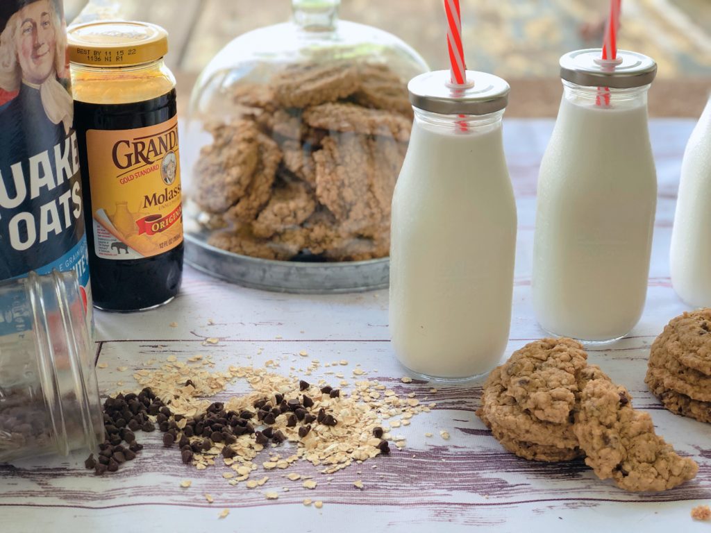 Old Fashioned Oatmeal Molasses Cookies from Farmwife Feeds is a simple oatmeal cookie with just a hint of molasses to make it perfectly sweet. #oatmeal #cookie #molasses