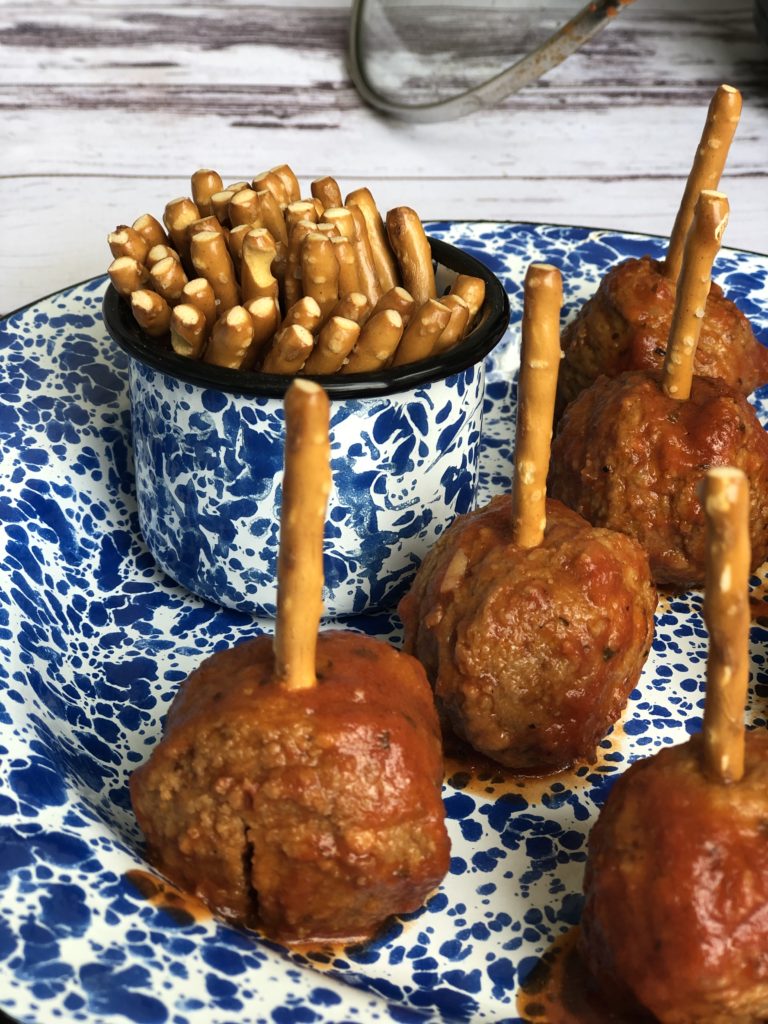 Super Easy Crock Pot Meatballs from Farmwife Feeds are a great easy meal or great tailgating option. #meatballs #crockpot #slowcooker #tailgate