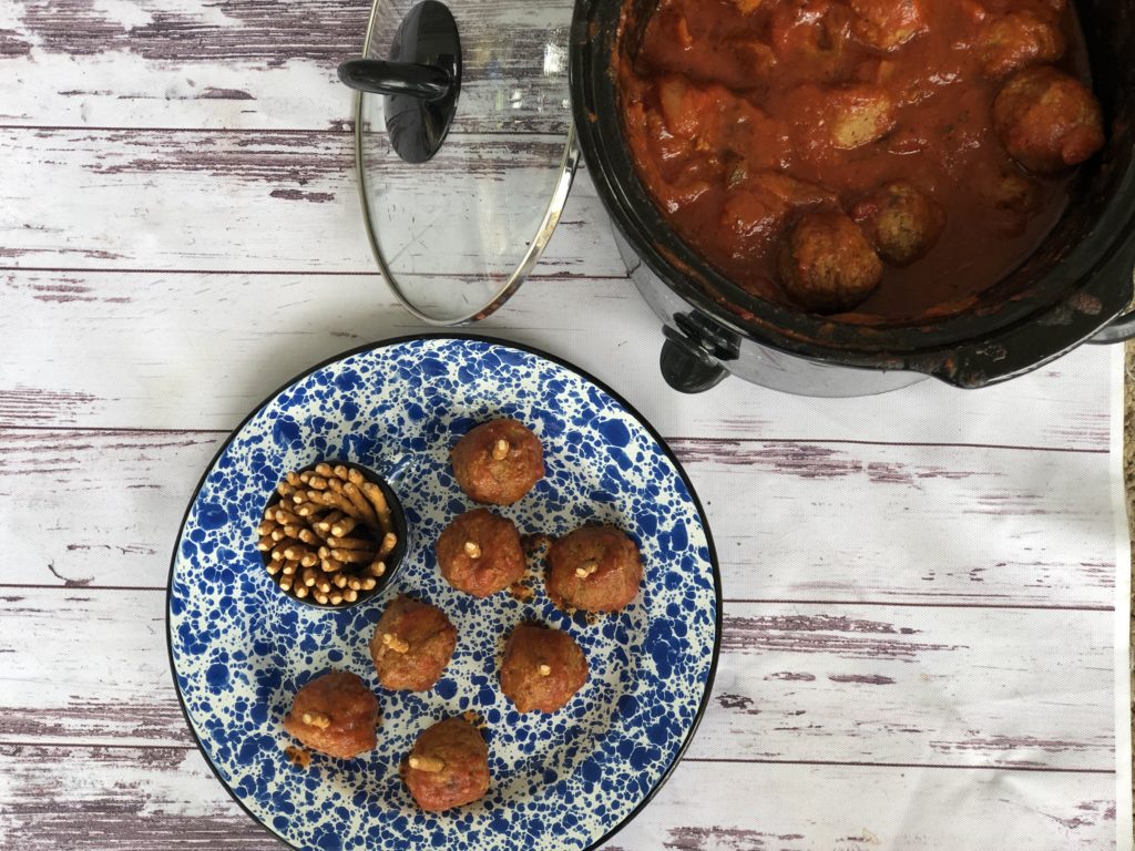 Super Easy Crock Pot Meatballs from Farmwife Feeds are a great easy meal or great tailgating option. #meatballs #crockpot #slowcooker #tailgate