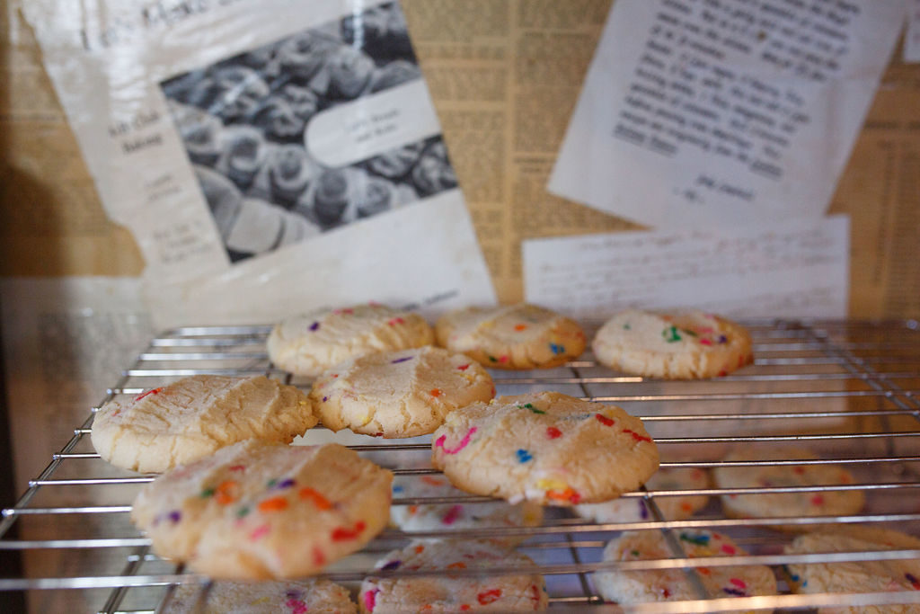 Sprinkles Galore Sugar Cookies from Farmwife Feeds are an easy fun full of color cookie that everyone will love. #sugar #sucarcookie #cookie #sprinkles