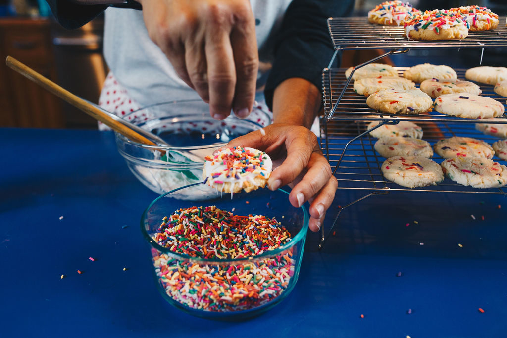 Sprinkles Galore Sugar Cookies from Farmwife Feeds are an easy fun full of color cookie that everyone will love. #sugar #sucarcookie #cookie #sprinkles