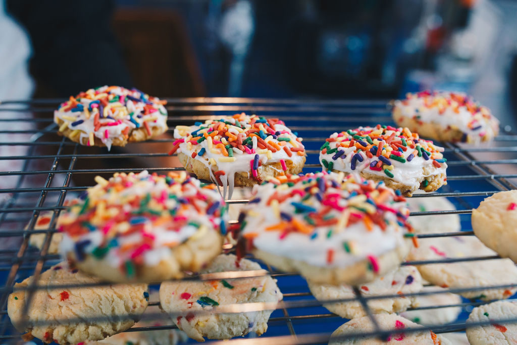 Sprinkles Galore Sugar Cookies from Farmwife Feeds are an easy fun full of color cookie that everyone will love. #sugar #sucarcookie #cookie #sprinkles