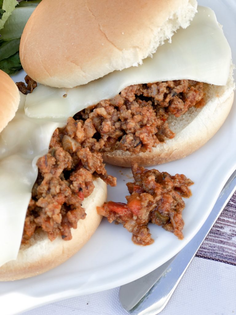 Instant Pot Pizza Sloppy Joes from Farmwife Feeds is a quick easy to customize dinner to get on the table quick! #pizza #instantpot #recipe