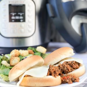 Instant Pot Pizza Sloppy Joes from Farmwife Feeds is a quick easy to customize dinner to get on the table quick! #pizza #instantpot #recipe