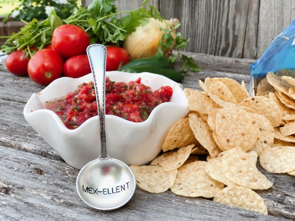 Quick Easy Homemade Salsa from Farmwife Feeds uses fresh produce for a great snack any time. #salsa #mexican #dip