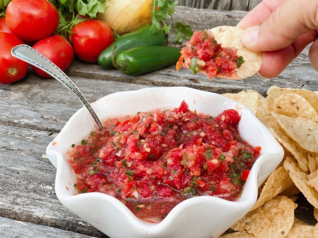 Quick Easy Homemade Salsa from Farmwife Feeds uses fresh produce for a great snack any time. #salsa #mexican #dip