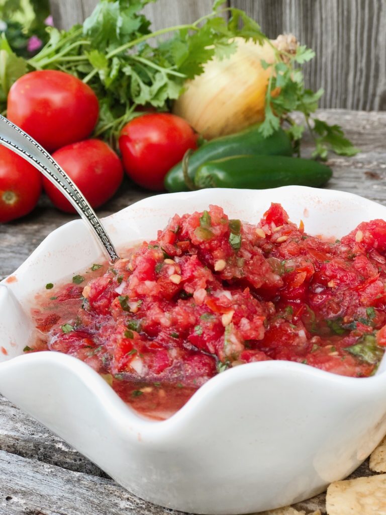 Quick Easy Homemade Salsa from Farmwife Feeds uses fresh produce for a great snack any time. #salsa #mexican #dip