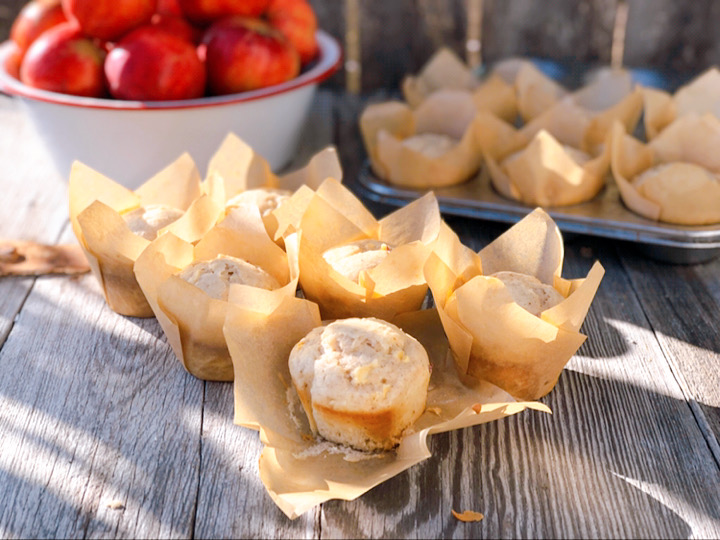 Easy Homemade Apple Muffins from Farmwife Feeds are a hearty muffin with lots of apple chunks, perfect for breakfast or snacks on the go. #apples #muffins #recipe