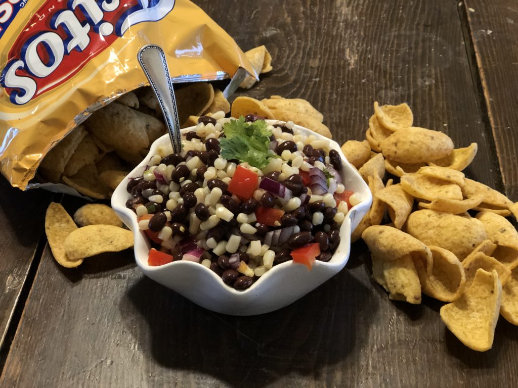 Corn and Black Bean Salsa from Farmwife Feeds is a great taste combination using shoe peg corn. #salsa #recipe #blackbeans #corn