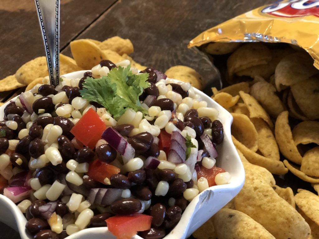 Corn and Black Bean Salsa from Farmwife Feeds is a great taste combination using shoe peg corn. #salsa #recipe #blackbeans #corn