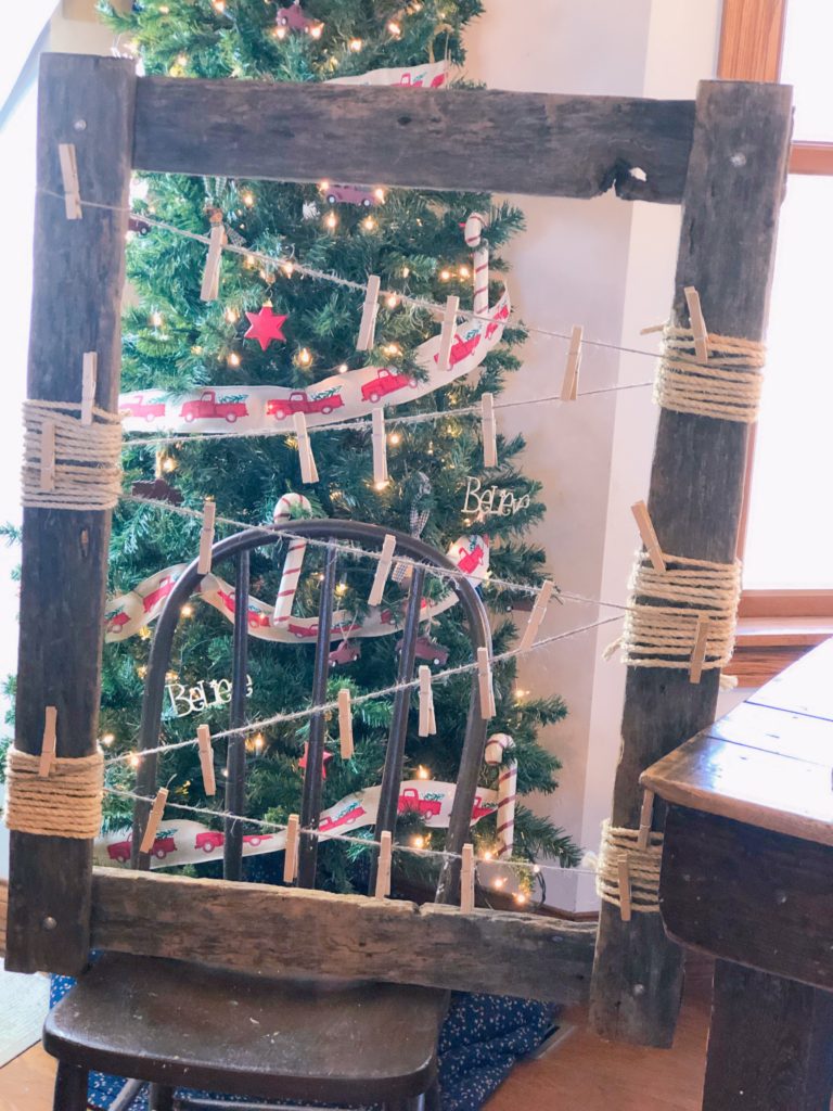 Easy DIY Christmas Card Display from Farmwife Feeds, an easy Christmas craft to display those cards from friends and family! #DIY #christmascraft #christmas