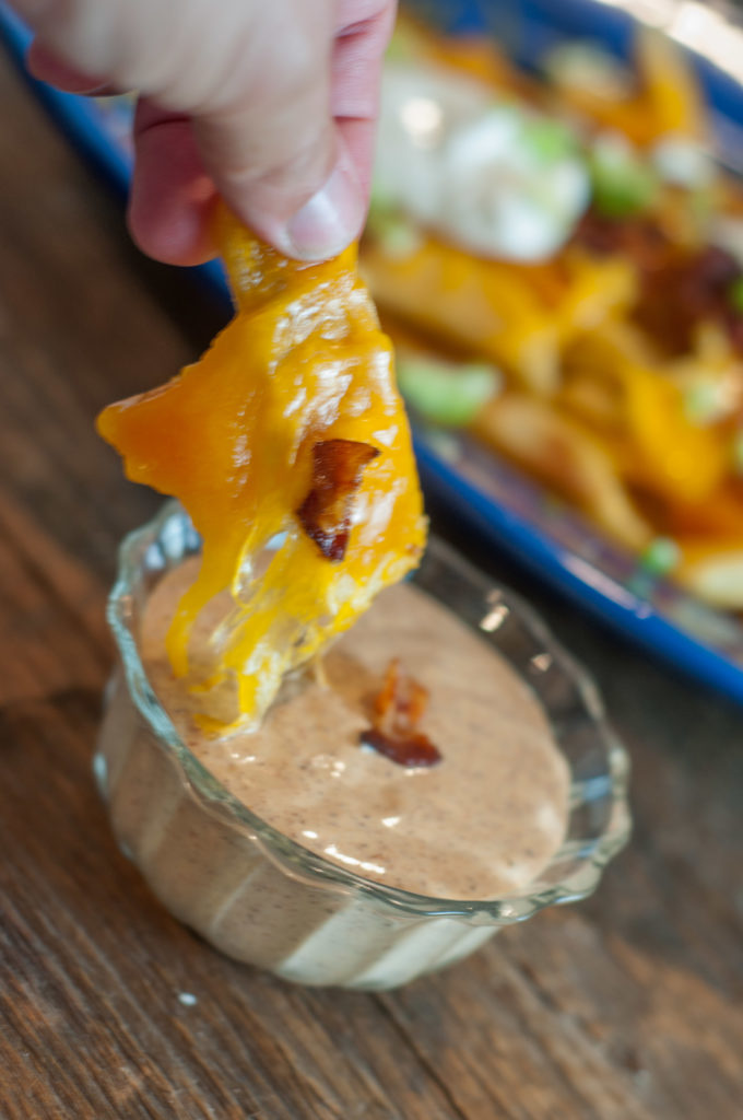 Spicy Ranch Fry Sauce from Farmwife Feeds is made with a few simple ingredients that even picky eaters will love. #sauce #ranch #frenchfries