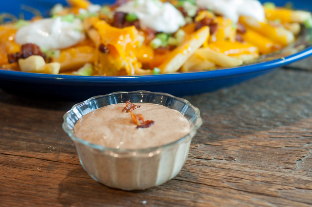 Spicy Ranch Fry Sauce from Farmwife Feeds is made with a few simple ingredients that even picky eaters will love. #sauce #ranch #frenchfries