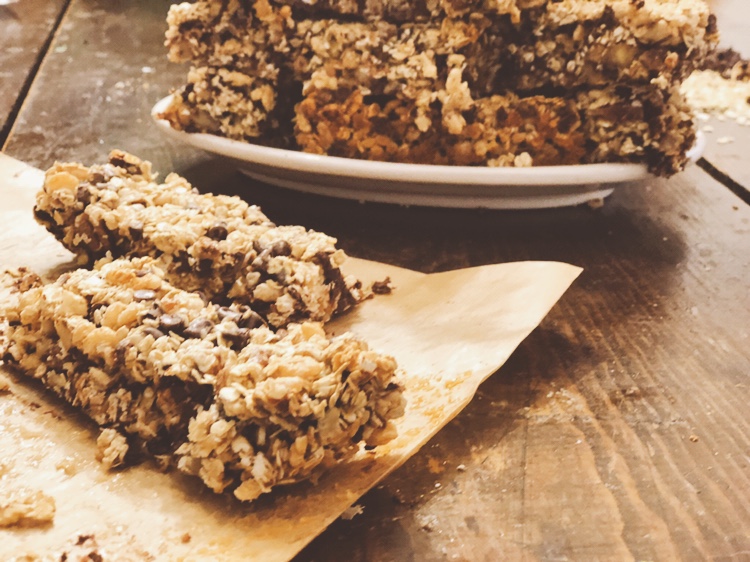 Sweetened Baked Granola Bars from Farmwife Feeds uses sweetened condensed milk hold these easy to make granola bars delicious. #granolabars #recipe #oats #snack