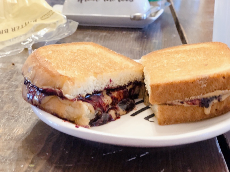 Grilled Peanut Butter and Jelly from Farmwife Feeds makes a great warm filling snack or a quick meal. #grilled #peanutbutter #sandwich #peanutbutterandjelly