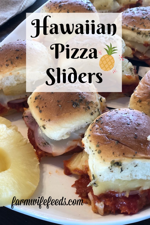 Hawaiian Pizza Sliders from Farmwife Feeds are any easy sandwich full of classic Hawaiian pizza flavor. #hawaiianpizza #sliders #appetizer