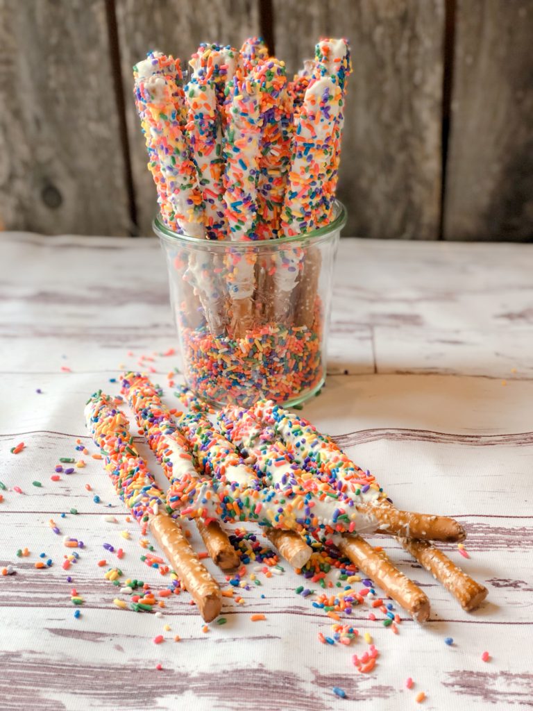 Funfetti White Chocolate Dipped Pretzels from Farmwife Feeds are full of sprinkle, white chocolate, cake mix and the saltiness of the pretzel for a fun snack or treat. #whitechocolate #sprinkles #saltysweet #pretzel #treat