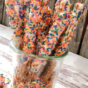 Funfetti White Chocolate Dipped Pretzels from Farmwife Feeds are full of sprinkle, white chocolate, cake mix and the saltiness of the pretzel for a fun snack or treat. #whitechocolate #sprinkles #saltysweet #pretzel #treat