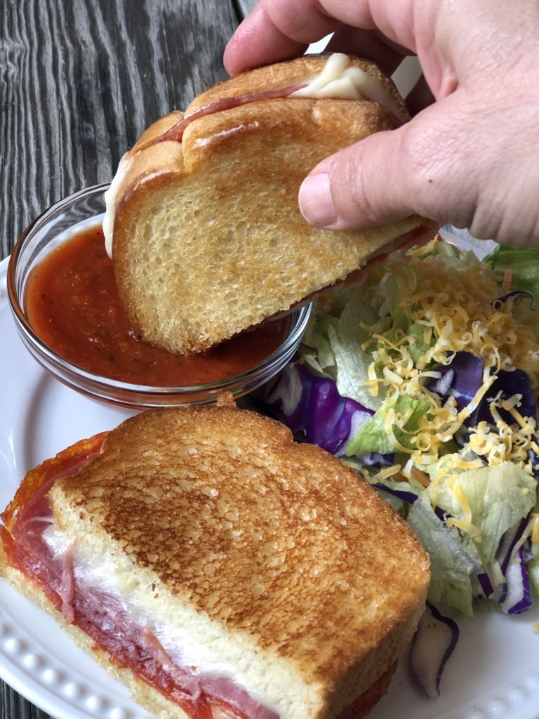 Pepperoni Pizza Grilled Cheese from Farmwife Feeds, classic pizza flavors grilled cheese goodness and ease. #grilledcheese #pizza #sandwich #easymeal