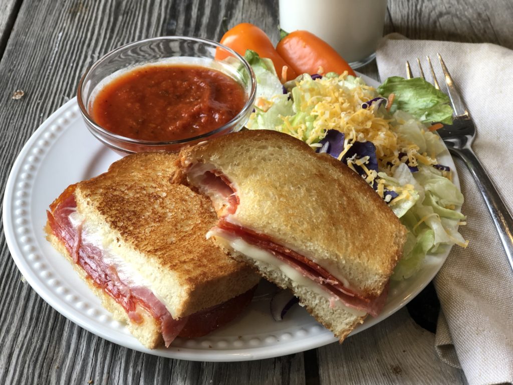 Pepperoni Pizza Grilled Cheese from Farmwife Feeds, classic pizza flavors grilled cheese goodness and ease. #grilledcheese #pizza #sandwich #easymeal