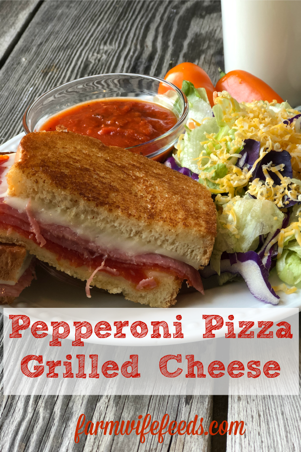 Pepperoni Pizza Grilled Cheese from Farmwife Feeds, classic pizza flavors grilled cheese goodness and ease. #grilledcheese #pizza #sandwich #easymeal