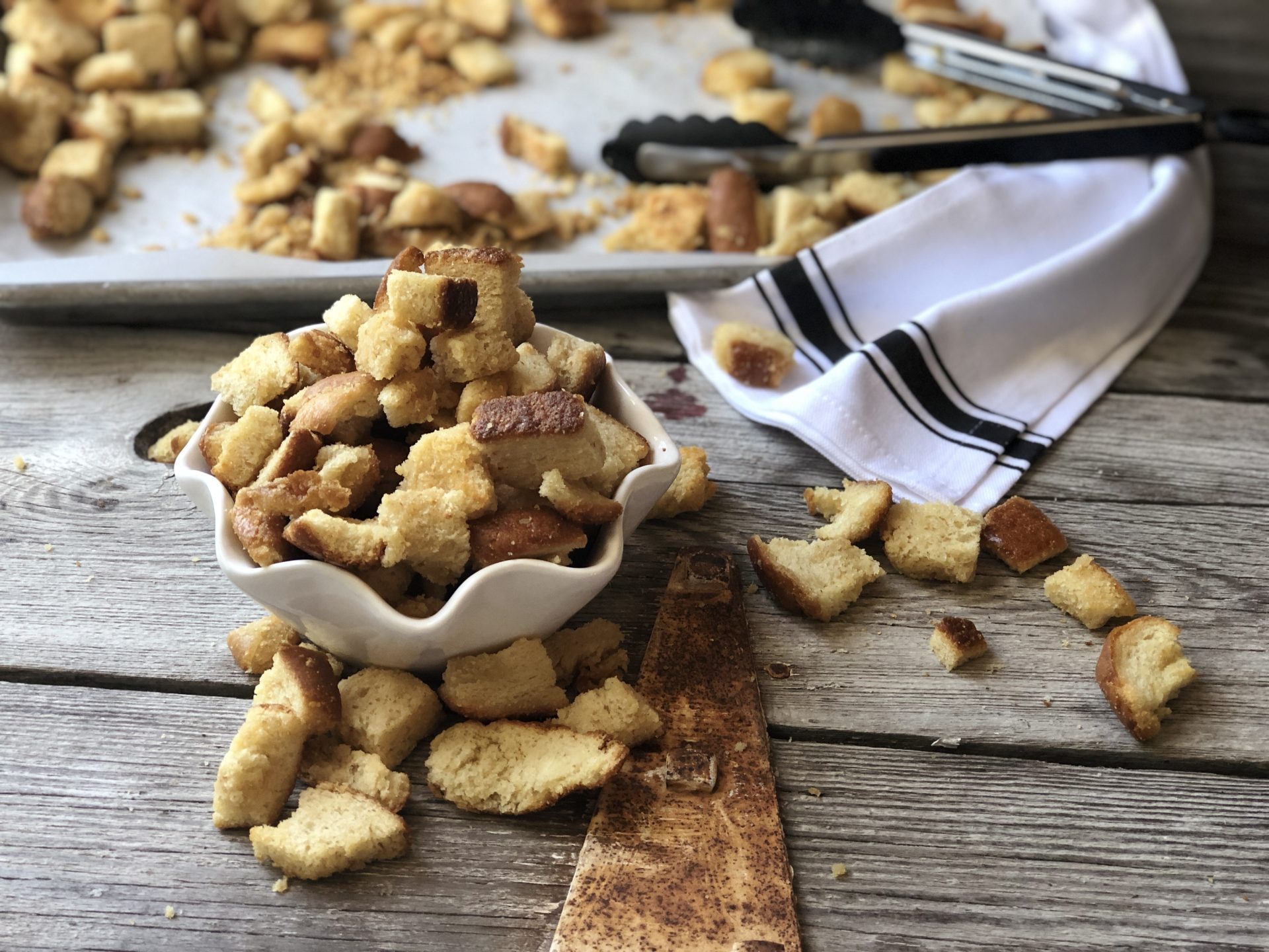 Homemade Croutons from Farmwife Feeds are a great way to use up stale bread or the save all the heels, super easy and delicious. #bread #homemade #croutons #salad