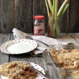 Strawberry Rhubarb Cheesecake Crisp from Farmwife Feeds is everything the name says all in one delicious dish. #crisp #strawberry #cheesecake #dessert #rhubarb