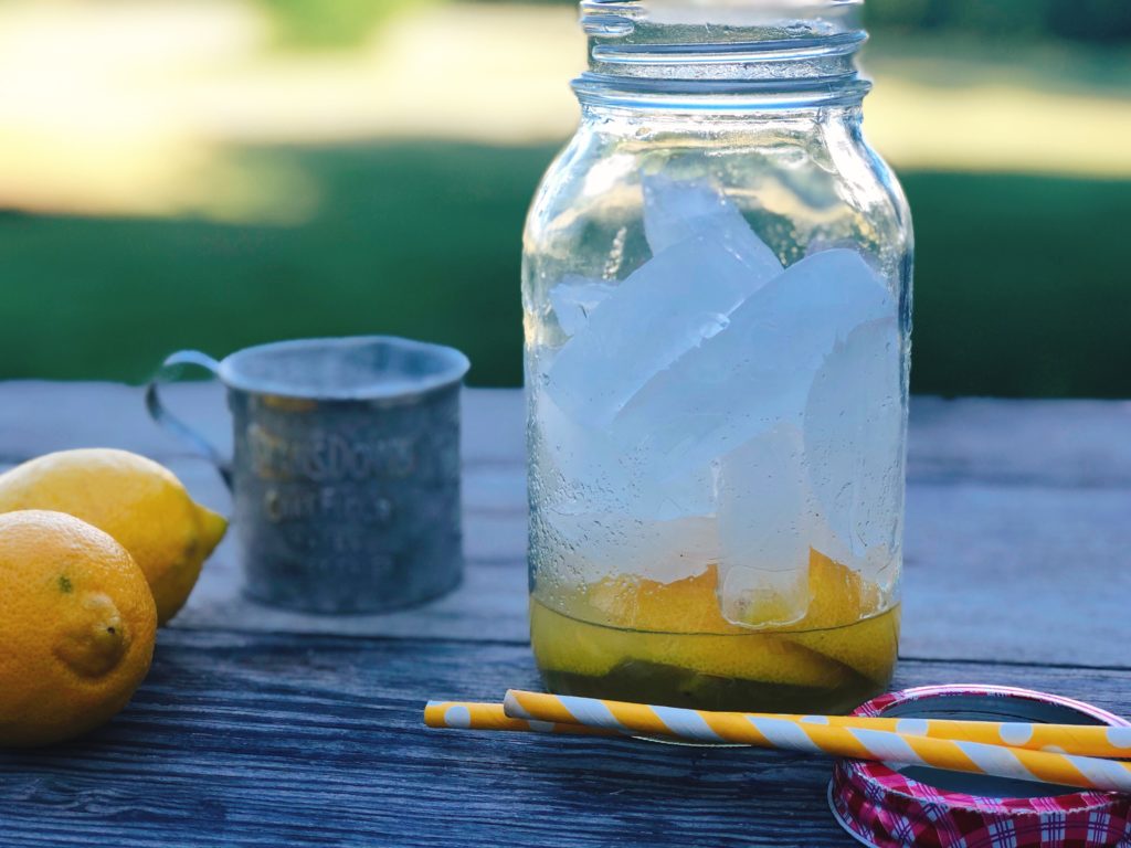 County Fair Lemonade Shake-Up from Farmwife Feeds is a simple fresh lemon drink that tastes like summer. #lemonade #fair #summerdrink