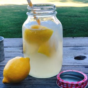 County Fair Lemonade Shake-Up from Farmwife Feeds is a simple fresh lemon drink that tastes like summer. #lemonade #fair #summerdrink