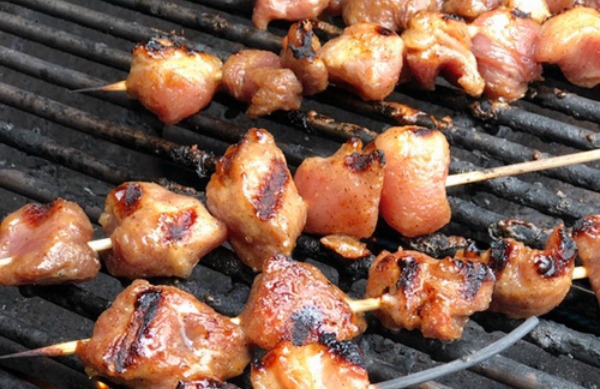 County Fair Pork Kabobs from Farmwife Feeds, a sweet slightly spicy little bite of pork grilled to perfection. #pork #kabobs #grill