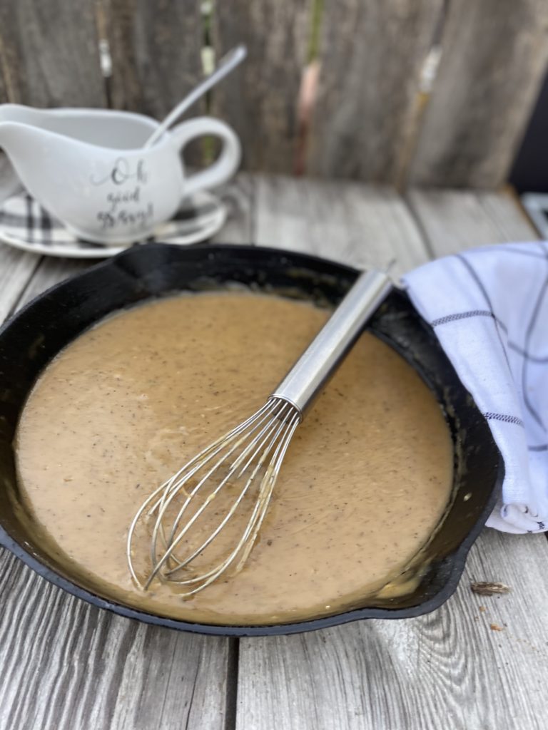 Easy Beef Gravy from Scratch by Farmwife Feeds is rich thick gravy made with 4 ingredients that you most likely have on hand. #beef #gravy #homemade #easy