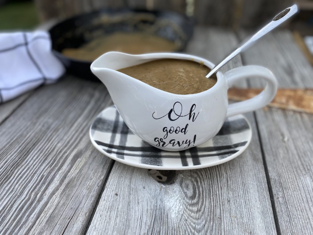 Easy Beef Gravy from Scratch by Farmwife Feeds is rich thick gravy made with 4 ingredients that you most likely have on hand. #beef #gravy #homemade #easy