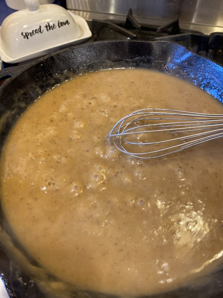 Easy Beef Gravy from Scratch by Farmwife Feeds is rich thick gravy made with 4 ingredients that you most likely have on hand. #beef #gravy #homemade #easy