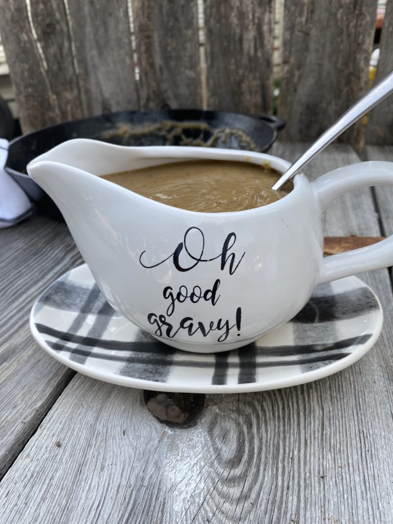 Easy Beef Gravy from Scratch by Farmwife Feeds is rich thick gravy made with 4 ingredients that you most likely have on hand. #beef #gravy #homemade #easy