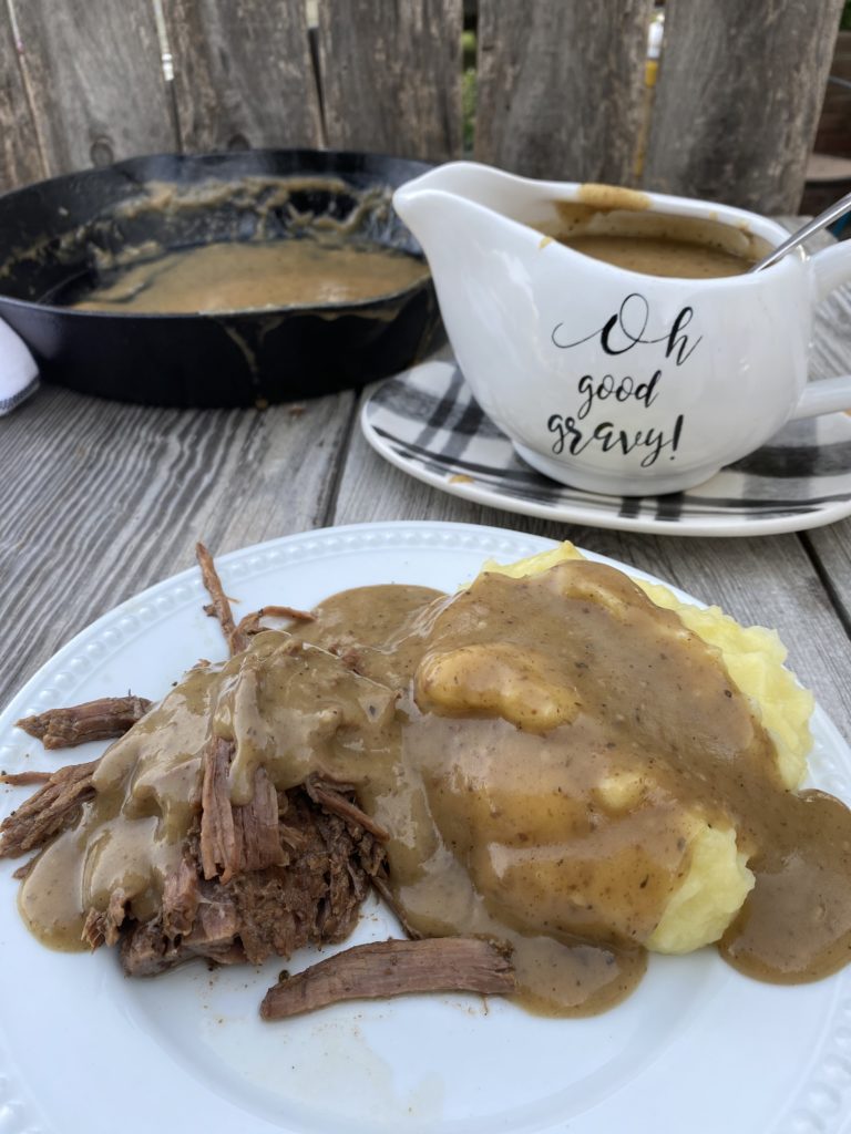 Easy Beef Gravy from Scratch by Farmwife Feeds is rich thick gravy made with 4 ingredients that you most likely have on hand. #beef #gravy #homemade #easy