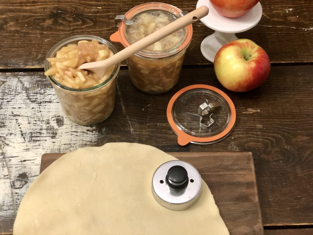 Apple Hand Pies from Farmwife Feeds are the perfect hand-held treats for any occasion that everyone will love. #applepie #apples #handpies