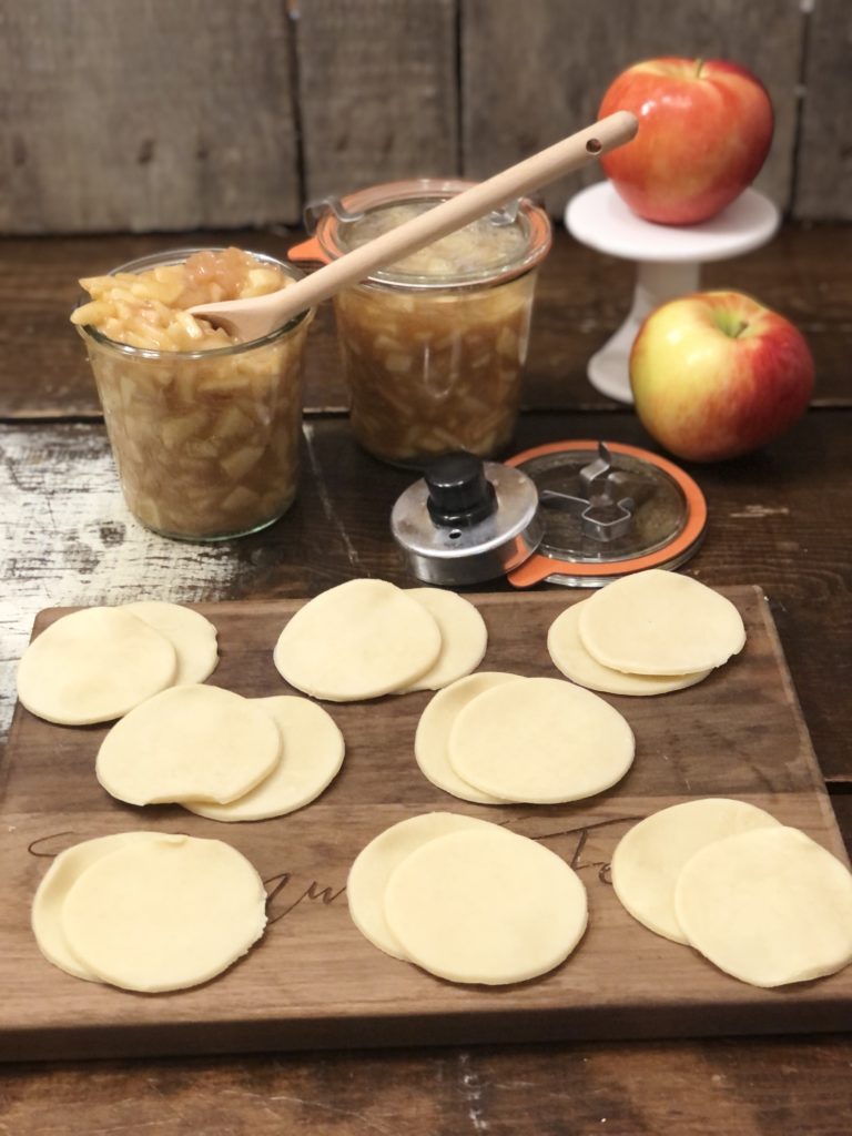 Apple Hand Pies from Farmwife Feeds are the perfect hand-held treats for any occasion that everyone will love. #applepie #apples #handpies