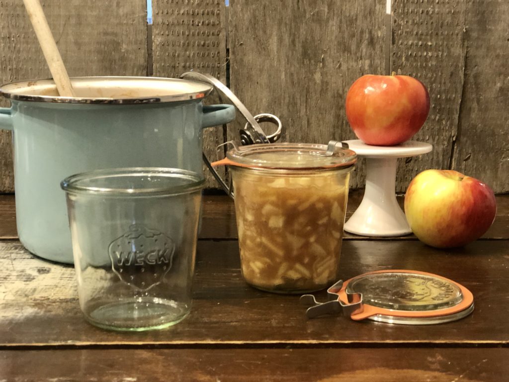 Apple Pie Filling and Topping from Farmwife Feeds is a quick delicious way to freeze apple pie filling ready for anytime the craving hits. #applepie #apple #freezerprep