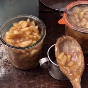 Apple Pie Filling and Topping from Farmwife Feeds is a quick delicious way to freeze apple pie filling ready for anytime the craving hits. #applepie #apple #freezerprep