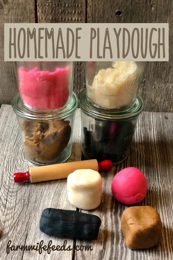 Homemade Playdough from Farmwife Feeds is an easy, fun and inexpensive treat for kids. #playdough #craft #homemade #inexpensivecraft