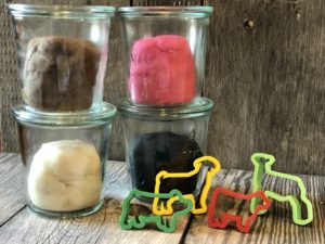 Homemade Playdough from Farmwife Feeds is an easy, fun and inexpensive treat for kids. #playdough #craft #homemade #inexpensivecraft