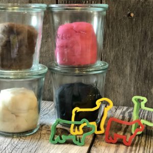 Homemade Playdough from Farmwife Feeds is an easy, fun and inexpensive treat for kids. #playdough #craft #homemade #inexpensivecraft