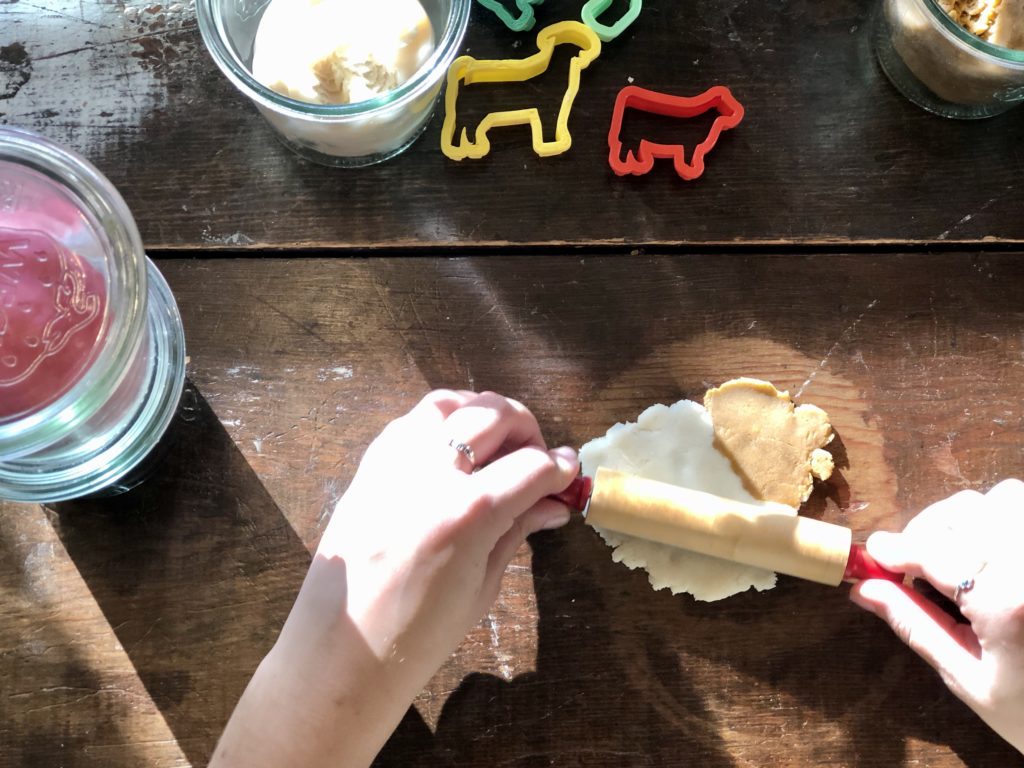 Homemade Playdough from Farmwife Feeds is an easy, fun and inexpensive treat for kids. #playdough #craft #homemade #inexpensivecraft