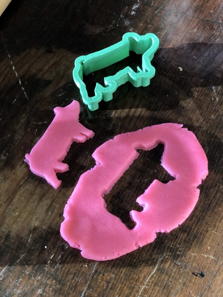 Homemade Playdough from Farmwife Feeds is an easy, fun and inexpensive treat for kids. #playdough #craft #homemade #inexpensivecraft