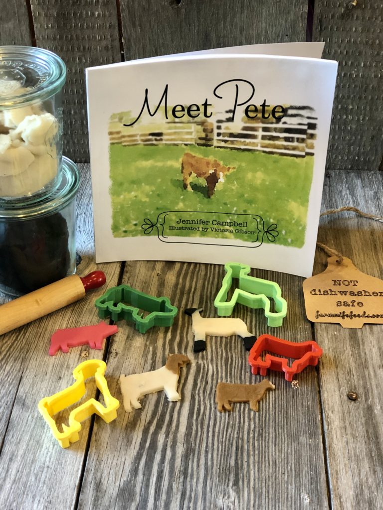 Homemade Playdough from Farmwife Feeds is an easy, fun and inexpensive treat for kids. #playdough #craft #homemade #inexpensivecraft