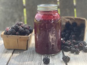 Fresh Sugarless Blackberry Juice from Farmwife Feeds is seedless made with fresh picked blackberries, super simple to make and super delicious to drink and use in recipes! #blackberry #fruit #sugarfree #sugarless