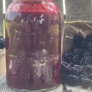 Fresh Sugarless Blackberry Juice from Farmwife Feeds is seedless made with fresh picked blackberries, super simple to make and super delicious to drink and use in recipes! #blackberry #fruit #sugarfree #sugarless
