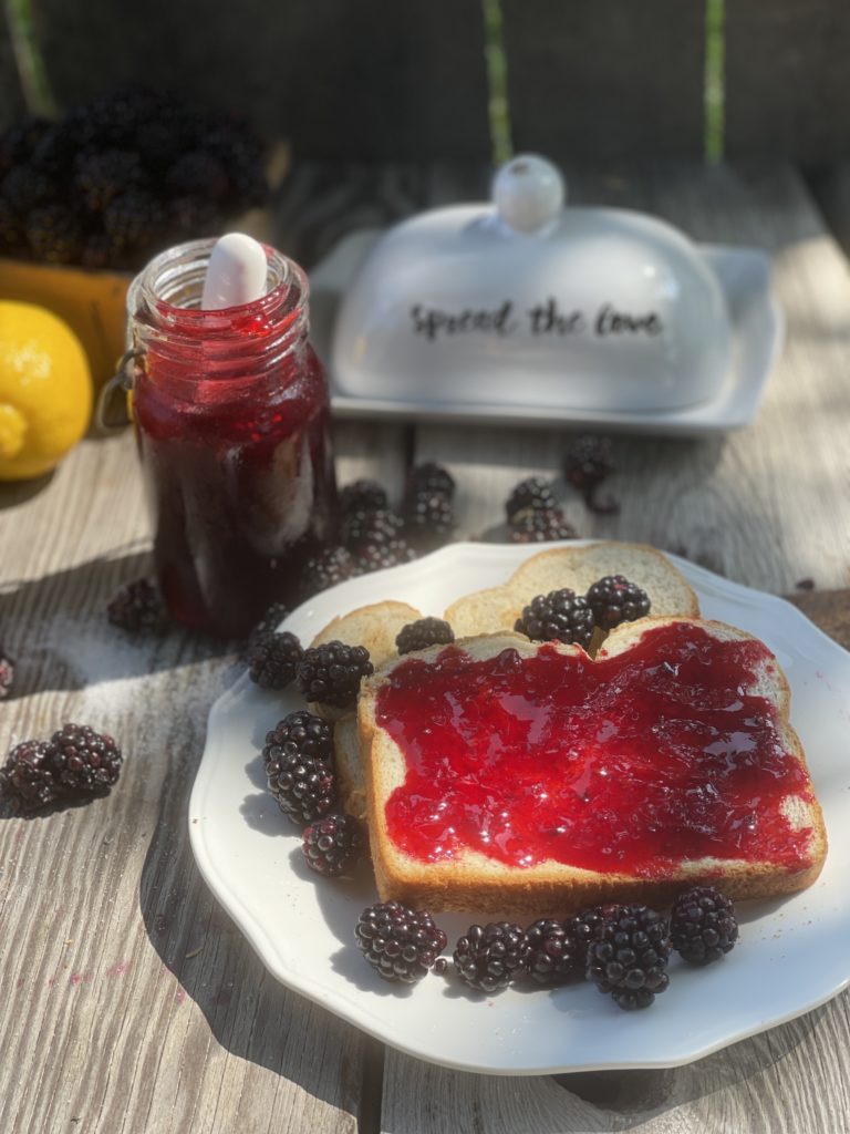 3 Ingredient Seedless Blackberry Jam from Farmwife Feeds. A simple jam using no pectin and the fruit is baked in the oven. #blackberries #jam #recipe