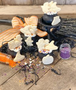 Halloween Sugar Cookie Dippers from Farmwife Feeds. A super easy fun treat for parties, classrooms or a treat for the family. Easy to use plunge cookie cutters and basic buttercream. #halloween #treats #cookiedippers